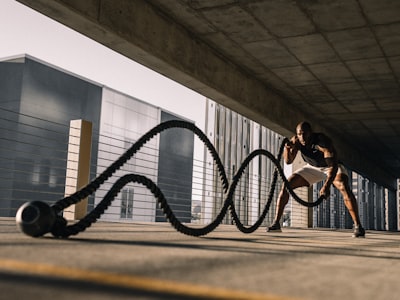 青少年在体育培训机构使用智能足球进行趣味训练